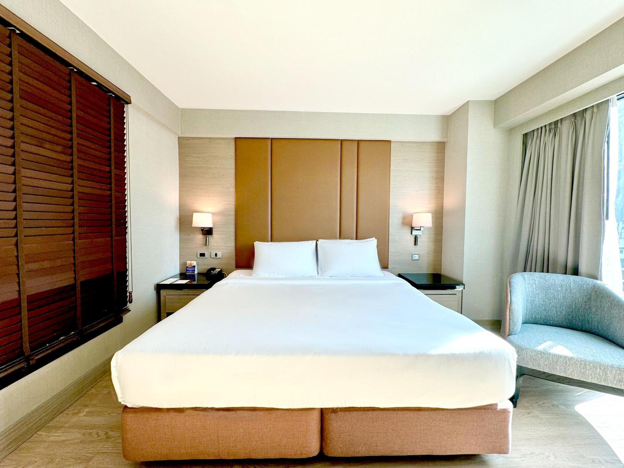 Hotel Ramada By Wyndham Bangkok Sukhumvit 11 Exterior foto